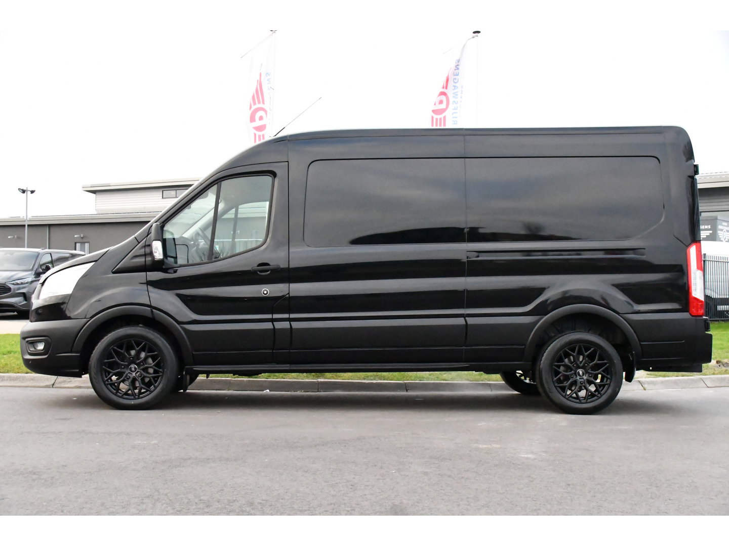 Ford Transit 350 2.0 TDCI L3H2 Black Edition Camera, Cruise, Caplay, Automaat, 130PK, Trekhaak, Multimedia, Sensoren, UNIEK!