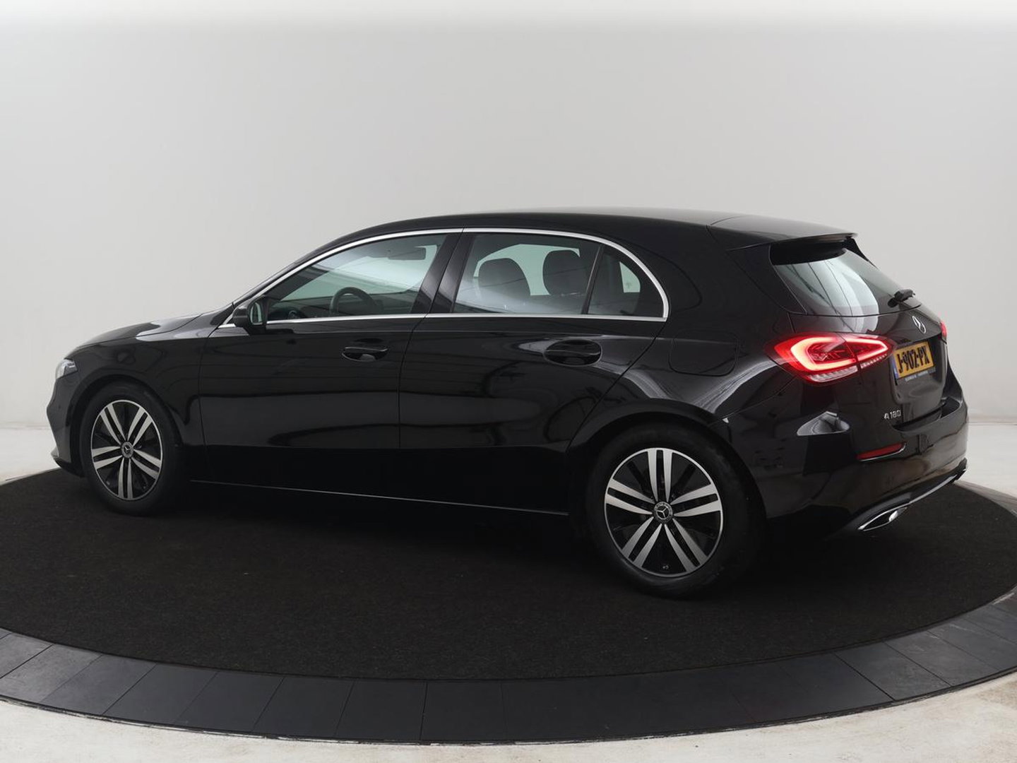 Mercedes-Benz A-Klasse 180 Business Solution Luxury | Leder | Camera | Stoelverwarming | Sfeerverlichting | Full LED | Climate control | Park assist |