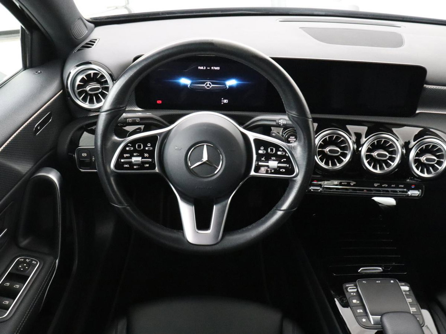 Mercedes-Benz A-Klasse 180 Business Solution Luxury | Leder | Camera | Stoelverwarming | Sfeerverlichting | Full LED | Climate control | Park assist |
