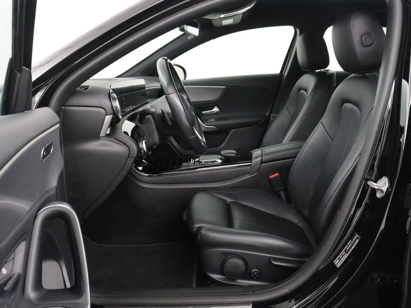 Mercedes-Benz A-Klasse 180 Business Solution Luxury | Leder | Camera | Stoelverwarming | Sfeerverlichting | Full LED | Climate control | Park assist |