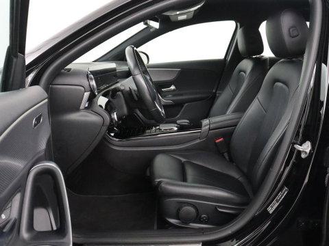 Mercedes-Benz A-Klasse 180 Business Solution Luxury | Leder | Camera | Stoelverwarming | Sfeerverlichting | Full LED | Climate control | Park assist |