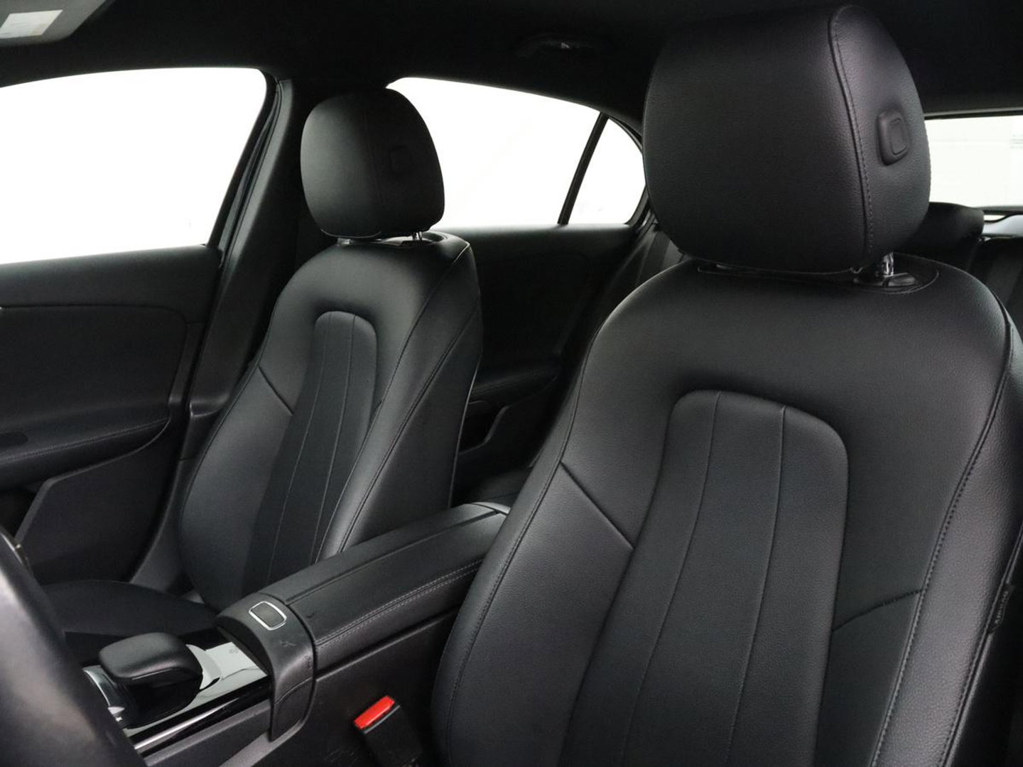 Mercedes-Benz A-Klasse 180 Business Solution Luxury | Leder | Camera | Stoelverwarming | Sfeerverlichting | Full LED | Climate control | Park assist |