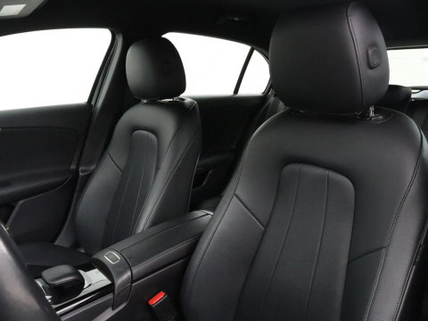 Mercedes-Benz A-Klasse 180 Business Solution Luxury | Leder | Camera | Stoelverwarming | Sfeerverlichting | Full LED | Climate control | Park assist |