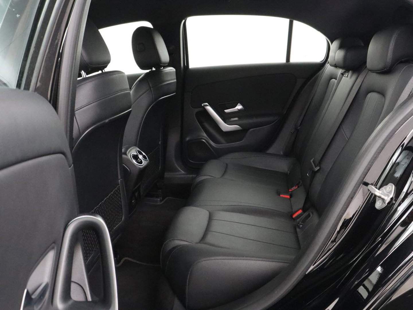 Mercedes-Benz A-Klasse 180 Business Solution Luxury | Leder | Camera | Stoelverwarming | Sfeerverlichting | Full LED | Climate control | Park assist |