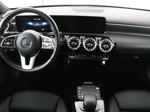 Mercedes-Benz A-Klasse 180 Business Solution Luxury | Leder | Camera | Stoelverwarming | Sfeerverlichting | Full LED | Climate control | Park assist |