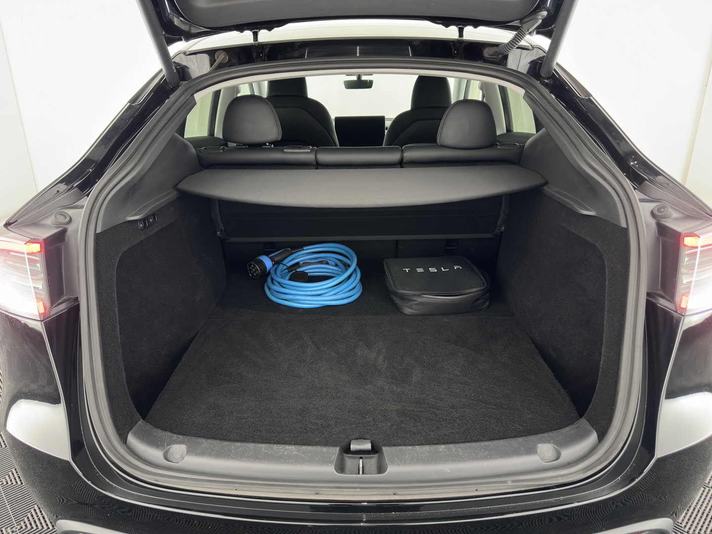 Tesla Model Y Long Range AWD 75 kWh (3-Fase-11kW) {SoH-87%} (INCL-BTW) Aut. *HEATPUMP | PANO | AUTOPILOT | LEATHER | NAVI-FULLMAP | MATRIX-LED | KEYLESS | DIGI-COCKPIT | DAB+ | HEATED-COMFORTSEATS | PRIVACYGLASS | TOPVIEW | 20''ALU*
