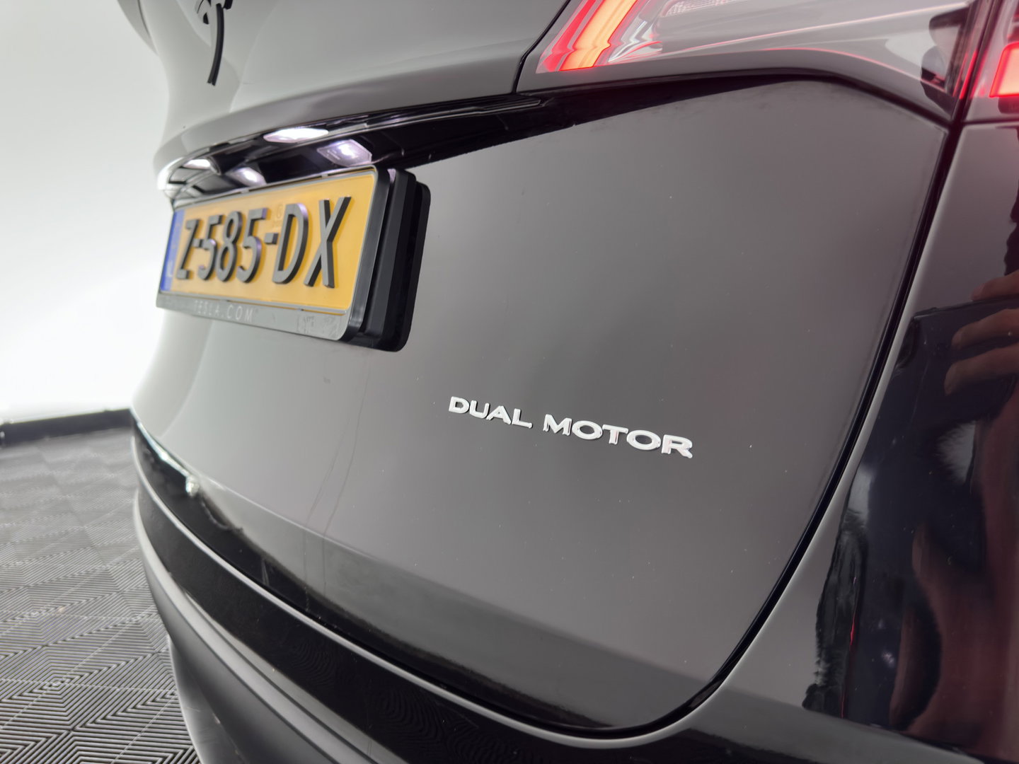 Tesla Model Y Long Range AWD 75 kWh (3-Fase-11kW) {SoH-87%} (INCL-BTW) Aut. *HEATPUMP | PANO | AUTOPILOT | LEATHER | NAVI-FULLMAP | MATRIX-LED | KEYLESS | DIGI-COCKPIT | DAB+ | HEATED-COMFORTSEATS | PRIVACYGLASS | TOPVIEW | 20''ALU*