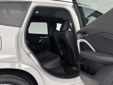 BMW iX1 xDrive30 Launch Edition 67 kWh M-Sportpack (3-Fase-11kW) (INCL.BTW) *LEATHER-MICROFIBRE | FULL-LED | HARMAN/KARDON | WIDESCREEN-DIGI-COCKPIT | CAMERA | PRIVACY-GLASS | SHIFT-PADDLES | SPORT-SEATS | NAVI-FULLMAP | DAB+ | 18''ALU | TOWBAR*