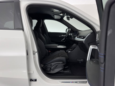 BMW iX1 xDrive30 Launch Edition 67 kWh M-Sportpack (3-Fase-11kW) (INCL.BTW) *LEATHER-MICROFIBRE | FULL-LED | HARMAN/KARDON | WIDESCREEN-DIGI-COCKPIT | CAMERA | PRIVACY-GLASS | SHIFT-PADDLES | SPORT-SEATS | NAVI-FULLMAP | DAB+ | 18''ALU | TOWBAR*