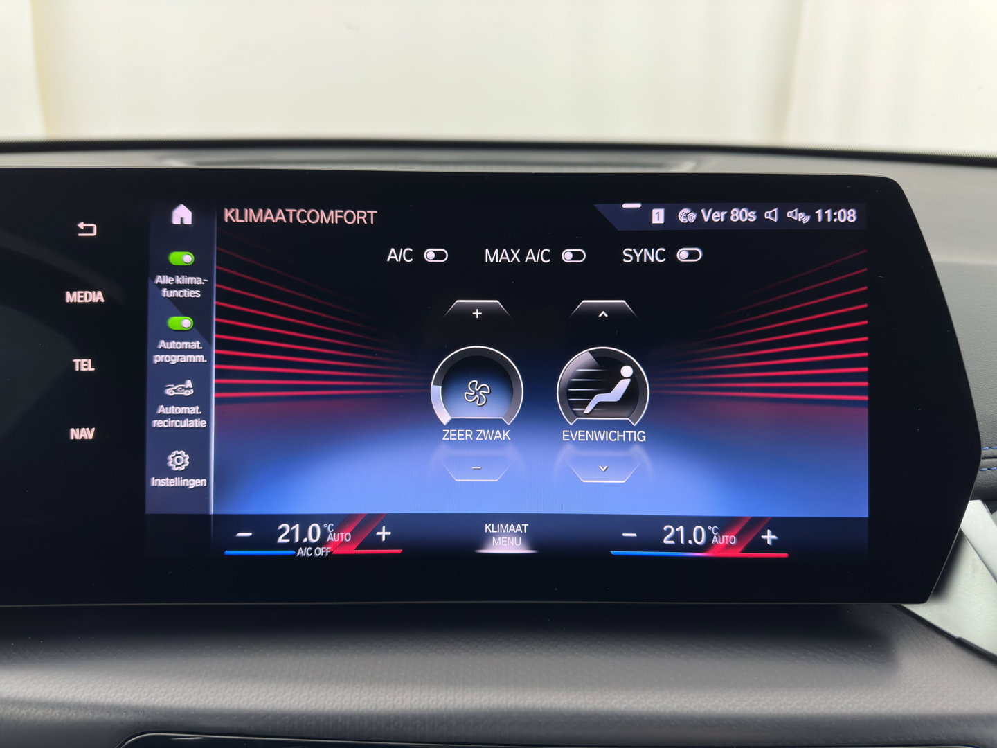 BMW iX1 xDrive30 Launch Edition 67 kWh M-Sportpack (3-Fase-11kW) (INCL.BTW) *LEATHER-MICROFIBRE | FULL-LED | HARMAN/KARDON | WIDESCREEN-DIGI-COCKPIT | CAMERA | PRIVACY-GLASS | SHIFT-PADDLES | SPORT-SEATS | NAVI-FULLMAP | DAB+ | 18''ALU | TOWBAR*