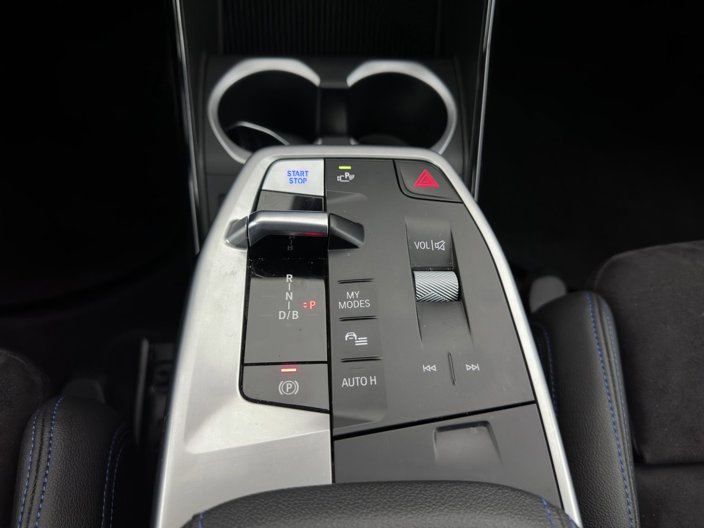 BMW iX1 xDrive30 Launch Edition 67 kWh M-Sportpack (3-Fase-11kW) (INCL.BTW) *LEATHER-MICROFIBRE | FULL-LED | HARMAN/KARDON | WIDESCREEN-DIGI-COCKPIT | CAMERA | PRIVACY-GLASS | SHIFT-PADDLES | SPORT-SEATS | NAVI-FULLMAP | DAB+ | 18''ALU | TOWBAR*