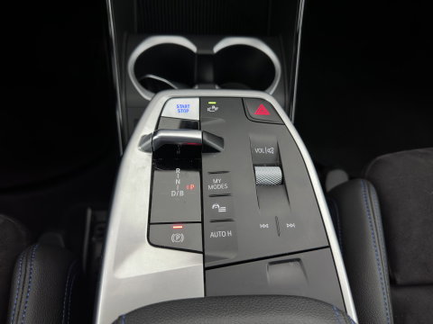BMW iX1 xDrive30 Launch Edition 67 kWh M-Sportpack (3-Fase-11kW) (INCL.BTW) *LEATHER-MICROFIBRE | FULL-LED | HARMAN/KARDON | WIDESCREEN-DIGI-COCKPIT | CAMERA | PRIVACY-GLASS | SHIFT-PADDLES | SPORT-SEATS | NAVI-FULLMAP | DAB+ | 18''ALU | TOWBAR*