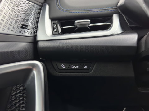 BMW iX1 xDrive30 Launch Edition 67 kWh M-Sportpack (3-Fase-11kW) (INCL.BTW) *LEATHER-MICROFIBRE | FULL-LED | HARMAN/KARDON | WIDESCREEN-DIGI-COCKPIT | CAMERA | PRIVACY-GLASS | SHIFT-PADDLES | SPORT-SEATS | NAVI-FULLMAP | DAB+ | 18''ALU | TOWBAR*