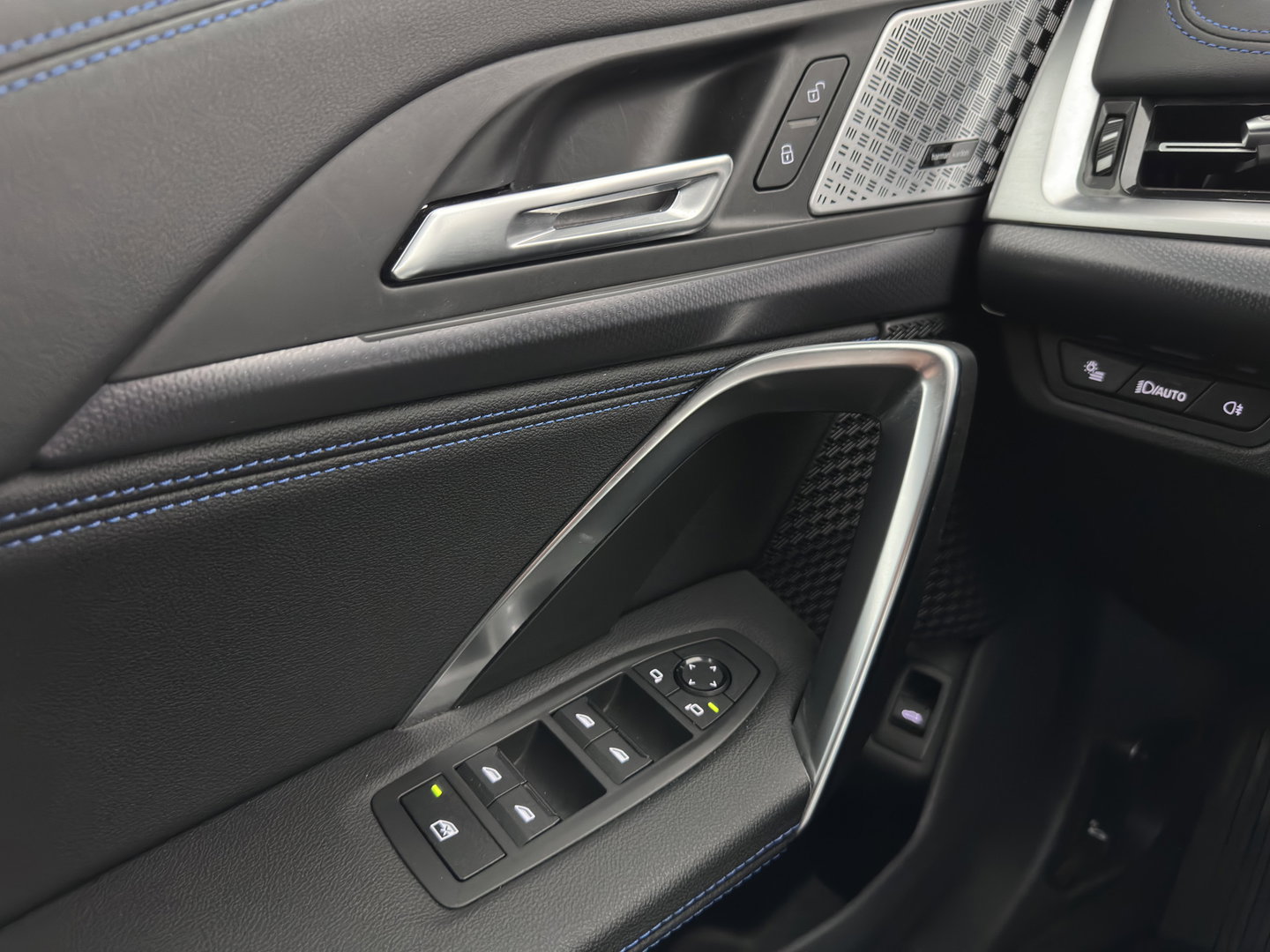 BMW iX1 xDrive30 Launch Edition 67 kWh M-Sportpack (3-Fase-11kW) (INCL.BTW) *LEATHER-MICROFIBRE | FULL-LED | HARMAN/KARDON | WIDESCREEN-DIGI-COCKPIT | CAMERA | PRIVACY-GLASS | SHIFT-PADDLES | SPORT-SEATS | NAVI-FULLMAP | DAB+ | 18''ALU | TOWBAR*