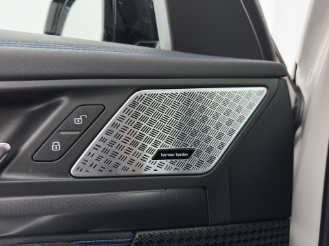 BMW iX1 xDrive30 Launch Edition 67 kWh M-Sportpack (3-Fase-11kW) (INCL.BTW) *LEATHER-MICROFIBRE | FULL-LED | HARMAN/KARDON | WIDESCREEN-DIGI-COCKPIT | CAMERA | PRIVACY-GLASS | SHIFT-PADDLES | SPORT-SEATS | NAVI-FULLMAP | DAB+ | 18''ALU | TOWBAR*