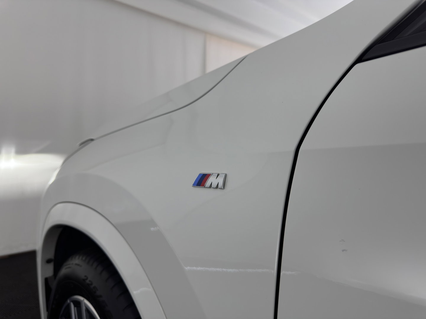 BMW iX1 xDrive30 Launch Edition 67 kWh M-Sportpack (3-Fase-11kW) (INCL.BTW) *LEATHER-MICROFIBRE | FULL-LED | HARMAN/KARDON | WIDESCREEN-DIGI-COCKPIT | CAMERA | PRIVACY-GLASS | SHIFT-PADDLES | SPORT-SEATS | NAVI-FULLMAP | DAB+ | 18''ALU | TOWBAR*