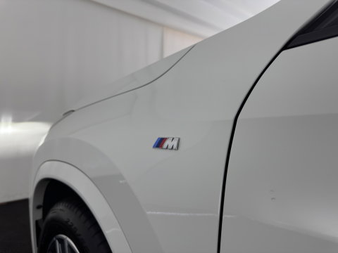 BMW iX1 xDrive30 Launch Edition 67 kWh M-Sportpack (3-Fase-11kW) (INCL.BTW) *LEATHER-MICROFIBRE | FULL-LED | HARMAN/KARDON | WIDESCREEN-DIGI-COCKPIT | CAMERA | PRIVACY-GLASS | SHIFT-PADDLES | SPORT-SEATS | NAVI-FULLMAP | DAB+ | 18''ALU | TOWBAR*