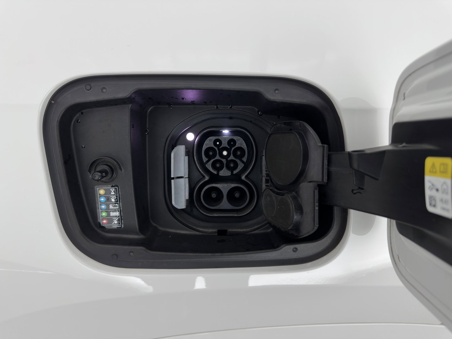 BMW iX1 xDrive30 Launch Edition 67 kWh M-Sportpack (3-Fase-11kW) (INCL.BTW) *LEATHER-MICROFIBRE | FULL-LED | HARMAN/KARDON | WIDESCREEN-DIGI-COCKPIT | CAMERA | PRIVACY-GLASS | SHIFT-PADDLES | SPORT-SEATS | NAVI-FULLMAP | DAB+ | 18''ALU | TOWBAR*