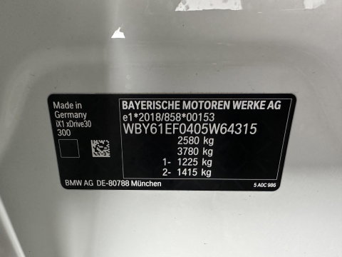 BMW iX1 xDrive30 Launch Edition 67 kWh M-Sportpack (3-Fase-11kW) (INCL.BTW) *LEATHER-MICROFIBRE | FULL-LED | HARMAN/KARDON | WIDESCREEN-DIGI-COCKPIT | CAMERA | PRIVACY-GLASS | SHIFT-PADDLES | SPORT-SEATS | NAVI-FULLMAP | DAB+ | 18''ALU | TOWBAR*