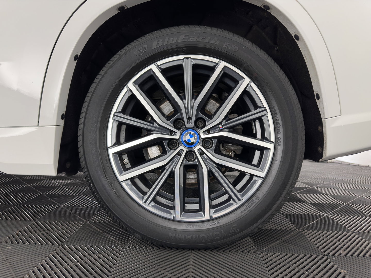 BMW iX1 xDrive30 Launch Edition 67 kWh M-Sportpack (3-Fase-11kW) (INCL.BTW) *LEATHER-MICROFIBRE | FULL-LED | HARMAN/KARDON | WIDESCREEN-DIGI-COCKPIT | CAMERA | PRIVACY-GLASS | SHIFT-PADDLES | SPORT-SEATS | NAVI-FULLMAP | DAB+ | 18''ALU | TOWBAR*