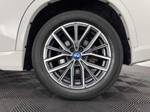 BMW iX1 xDrive30 Launch Edition 67 kWh M-Sportpack (3-Fase-11kW) (INCL.BTW) *LEATHER-MICROFIBRE | FULL-LED | HARMAN/KARDON | WIDESCREEN-DIGI-COCKPIT | CAMERA | PRIVACY-GLASS | SHIFT-PADDLES | SPORT-SEATS | NAVI-FULLMAP | DAB+ | 18''ALU | TOWBAR*
