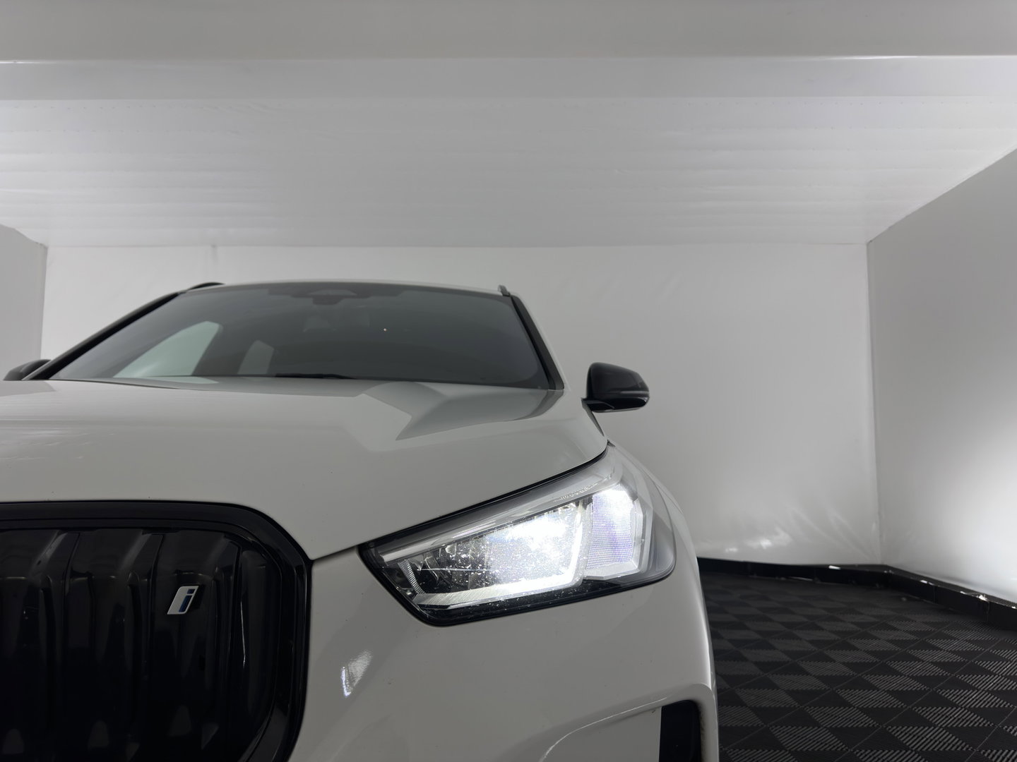 BMW iX1 xDrive30 Launch Edition 67 kWh M-Sportpack (3-Fase-11kW) (INCL.BTW) *LEATHER-MICROFIBRE | FULL-LED | HARMAN/KARDON | WIDESCREEN-DIGI-COCKPIT | CAMERA | PRIVACY-GLASS | SHIFT-PADDLES | SPORT-SEATS | NAVI-FULLMAP | DAB+ | 18''ALU | TOWBAR*