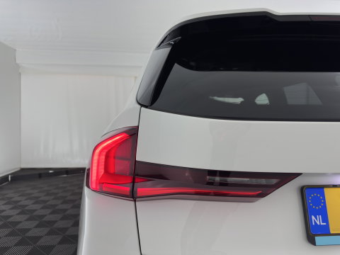 BMW iX1 xDrive30 Launch Edition 67 kWh M-Sportpack (3-Fase-11kW) (INCL.BTW) *LEATHER-MICROFIBRE | FULL-LED | HARMAN/KARDON | WIDESCREEN-DIGI-COCKPIT | CAMERA | PRIVACY-GLASS | SHIFT-PADDLES | SPORT-SEATS | NAVI-FULLMAP | DAB+ | 18''ALU | TOWBAR*