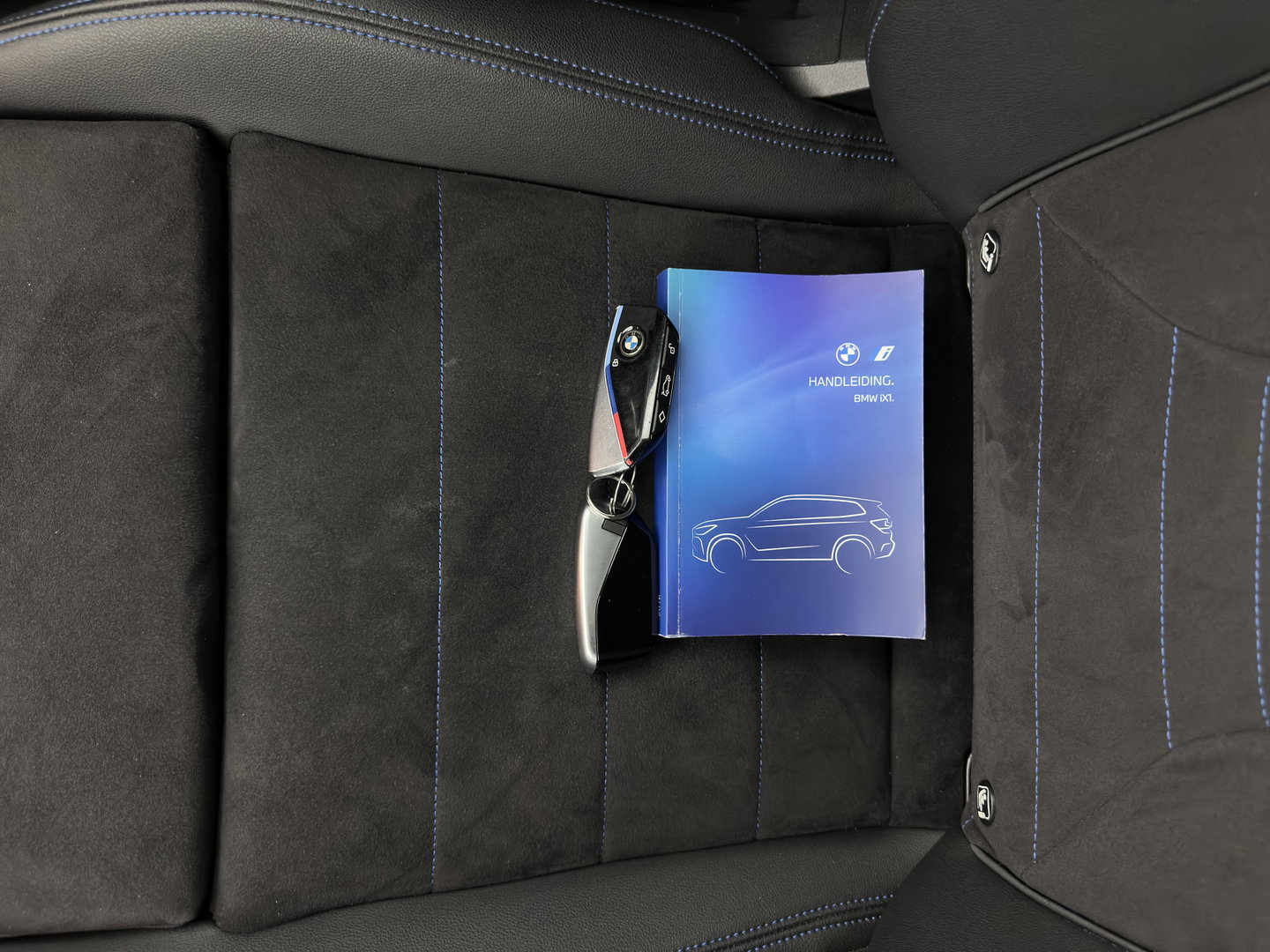BMW iX1 xDrive30 Launch Edition 67 kWh M-Sportpack (3-Fase-11kW) (INCL.BTW) *LEATHER-MICROFIBRE | FULL-LED | HARMAN/KARDON | WIDESCREEN-DIGI-COCKPIT | CAMERA | PRIVACY-GLASS | SHIFT-PADDLES | SPORT-SEATS | NAVI-FULLMAP | DAB+ | 18''ALU | TOWBAR*