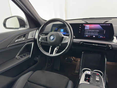 BMW iX1 xDrive30 Launch Edition 67 kWh M-Sportpack (3-Fase-11kW) (INCL.BTW) *LEATHER-MICROFIBRE | FULL-LED | HARMAN/KARDON | WIDESCREEN-DIGI-COCKPIT | CAMERA | PRIVACY-GLASS | SHIFT-PADDLES | SPORT-SEATS | NAVI-FULLMAP | DAB+ | 18''ALU | TOWBAR*