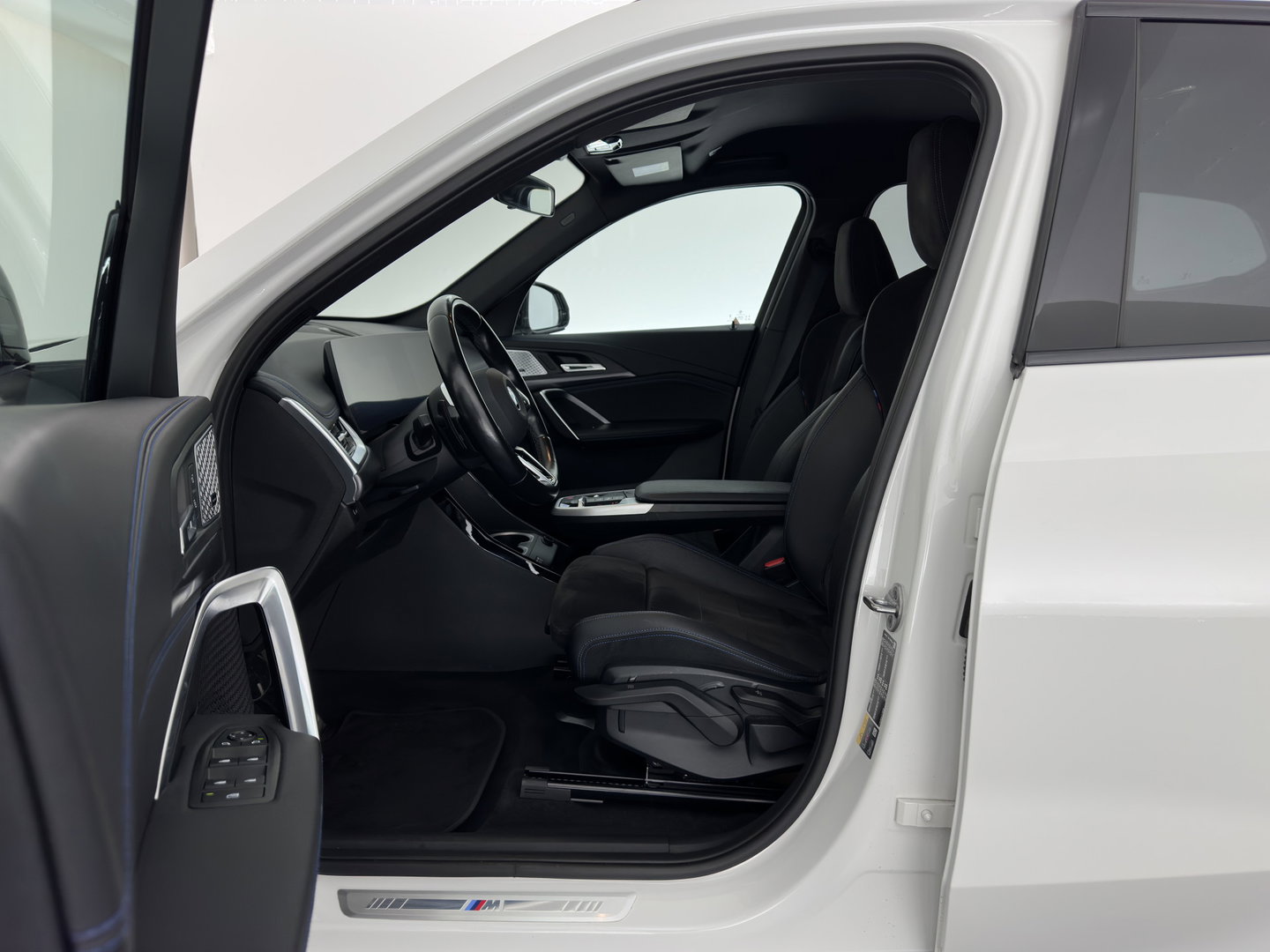 BMW iX1 xDrive30 Launch Edition 67 kWh M-Sportpack (3-Fase-11kW) (INCL.BTW) *LEATHER-MICROFIBRE | FULL-LED | HARMAN/KARDON | WIDESCREEN-DIGI-COCKPIT | CAMERA | PRIVACY-GLASS | SHIFT-PADDLES | SPORT-SEATS | NAVI-FULLMAP | DAB+ | 18''ALU | TOWBAR*