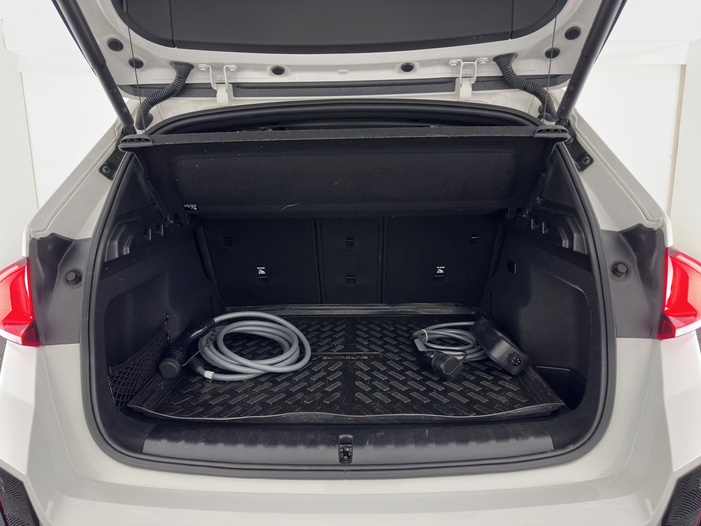 BMW iX1 xDrive30 Launch Edition 67 kWh M-Sportpack (3-Fase-11kW) (INCL.BTW) *LEATHER-MICROFIBRE | FULL-LED | HARMAN/KARDON | WIDESCREEN-DIGI-COCKPIT | CAMERA | PRIVACY-GLASS | SHIFT-PADDLES | SPORT-SEATS | NAVI-FULLMAP | DAB+ | 18''ALU | TOWBAR*