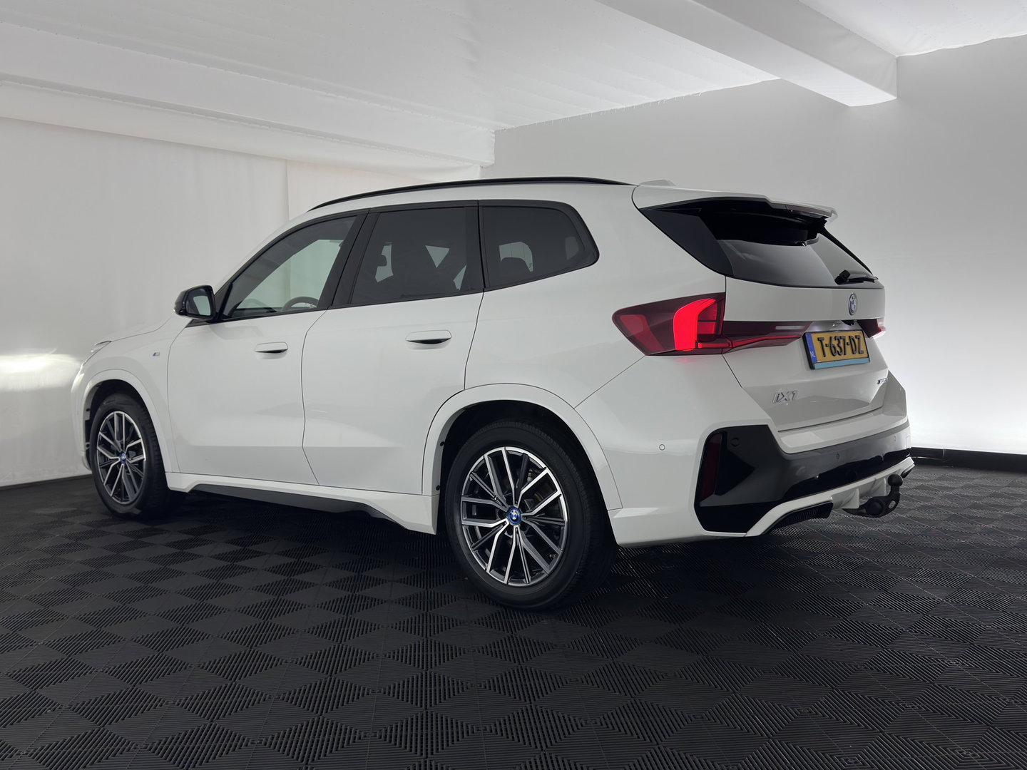 BMW iX1 xDrive30 Launch Edition 67 kWh M-Sportpack (3-Fase-11kW) (INCL.BTW) *LEATHER-MICROFIBRE | FULL-LED | HARMAN/KARDON | WIDESCREEN-DIGI-COCKPIT | CAMERA | PRIVACY-GLASS | SHIFT-PADDLES | SPORT-SEATS | NAVI-FULLMAP | DAB+ | 18''ALU | TOWBAR*