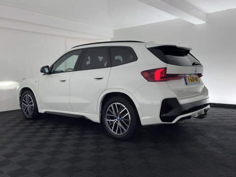 BMW iX1 xDrive30 Launch Edition 67 kWh M-Sportpack (3-Fase-11kW) (INCL.BTW) *LEATHER-MICROFIBRE | FULL-LED | HARMAN/KARDON | WIDESCREEN-DIGI-COCKPIT | CAMERA | PRIVACY-GLASS | SHIFT-PADDLES | SPORT-SEATS | NAVI-FULLMAP | DAB+ | 18''ALU | TOWBAR*