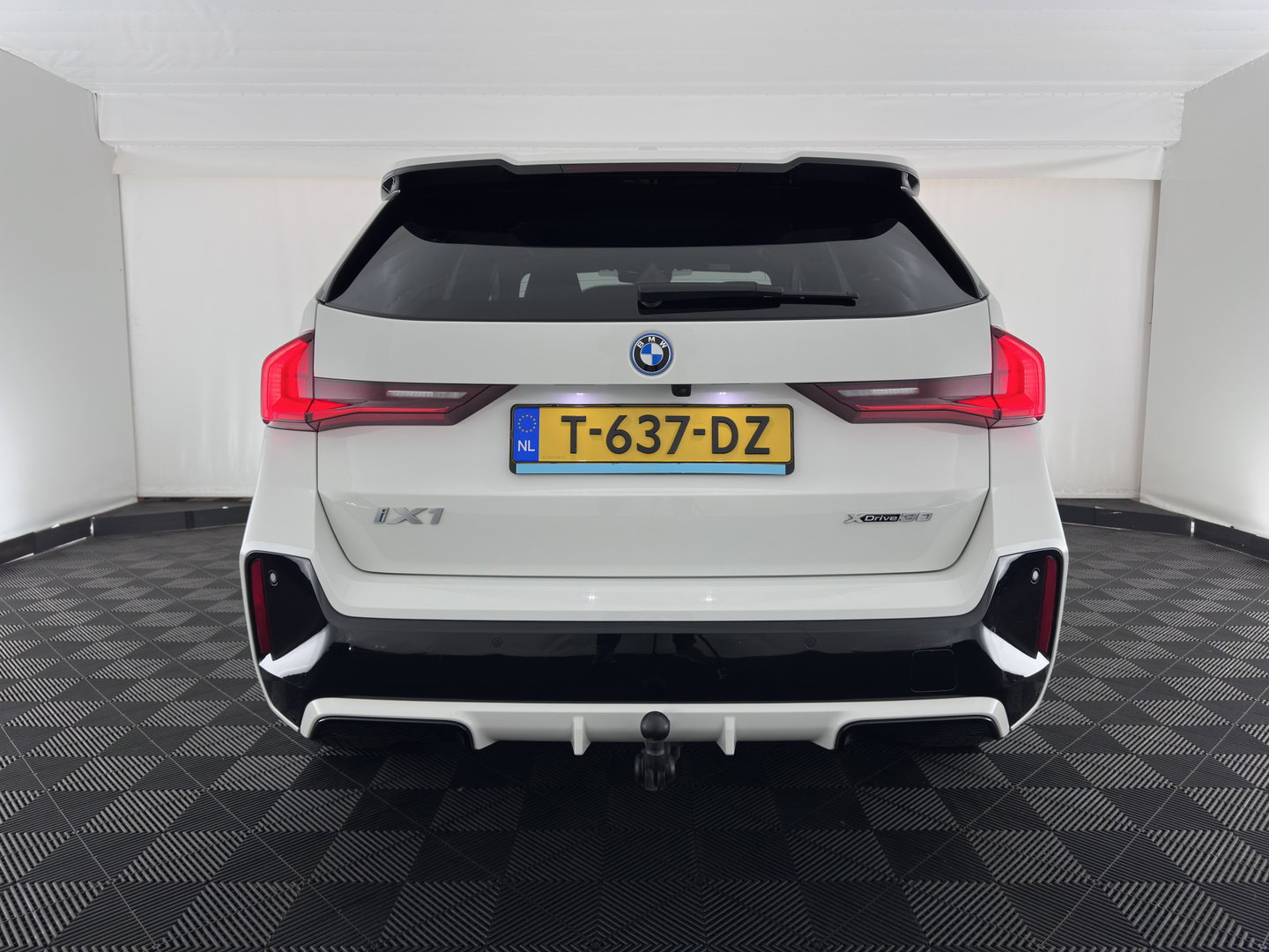BMW iX1 xDrive30 Launch Edition 67 kWh M-Sportpack (3-Fase-11kW) (INCL.BTW) *LEATHER-MICROFIBRE | FULL-LED | HARMAN/KARDON | WIDESCREEN-DIGI-COCKPIT | CAMERA | PRIVACY-GLASS | SHIFT-PADDLES | SPORT-SEATS | NAVI-FULLMAP | DAB+ | 18''ALU | TOWBAR*