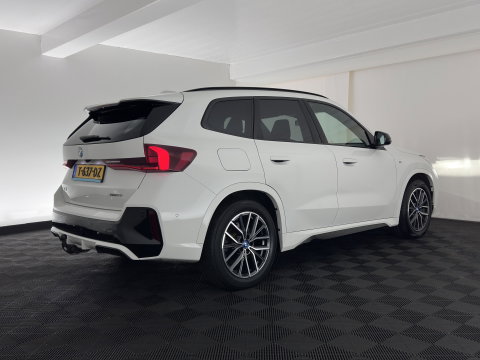 BMW iX1 xDrive30 Launch Edition 67 kWh M-Sportpack (3-Fase-11kW) (INCL.BTW) *LEATHER-MICROFIBRE | FULL-LED | HARMAN/KARDON | WIDESCREEN-DIGI-COCKPIT | CAMERA | PRIVACY-GLASS | SHIFT-PADDLES | SPORT-SEATS | NAVI-FULLMAP | DAB+ | 18''ALU | TOWBAR*