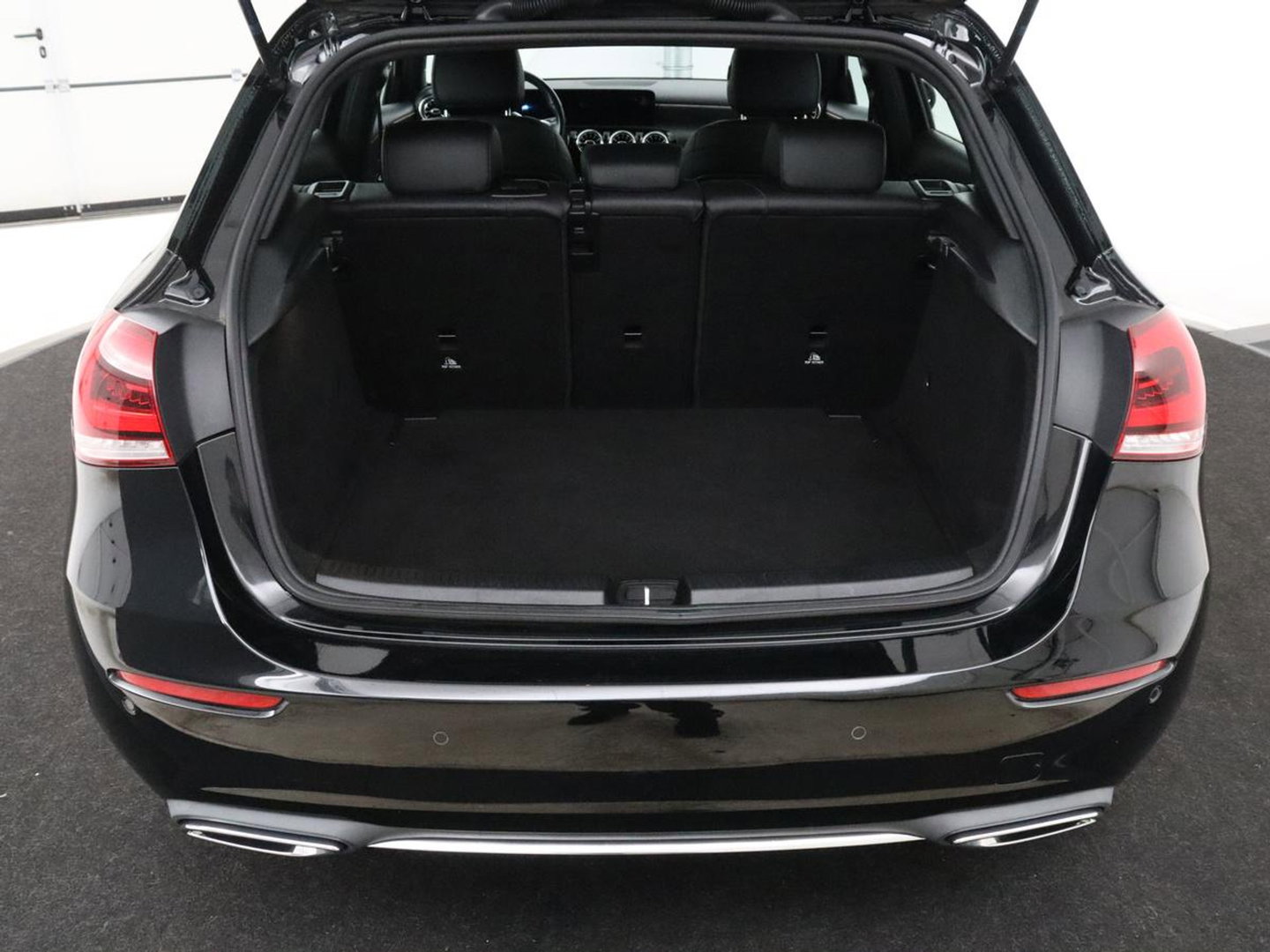 Mercedes-Benz A-Klasse 180 Business Solution Luxury | Leder | Camera | Stoelverwarming | Sfeerverlichting | Full LED | Climate control | Park assist |
