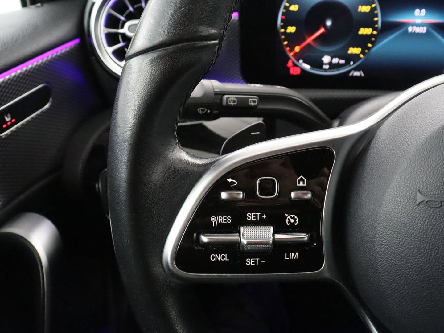 Mercedes-Benz A-Klasse 180 Business Solution Luxury | Leder | Camera | Stoelverwarming | Sfeerverlichting | Full LED | Climate control | Park assist |