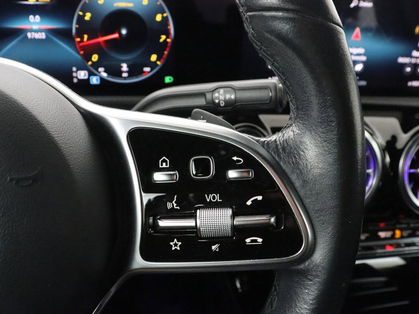 Mercedes-Benz A-Klasse 180 Business Solution Luxury | Leder | Camera | Stoelverwarming | Sfeerverlichting | Full LED | Climate control | Park assist |