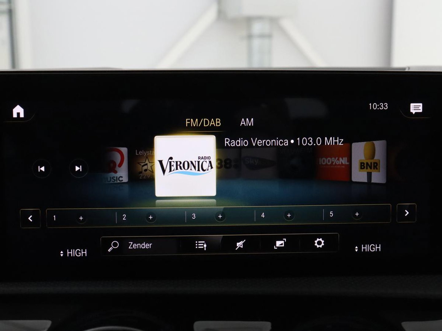 Mercedes-Benz A-Klasse 180 Business Solution Luxury | Leder | Camera | Stoelverwarming | Sfeerverlichting | Full LED | Climate control | Park assist |