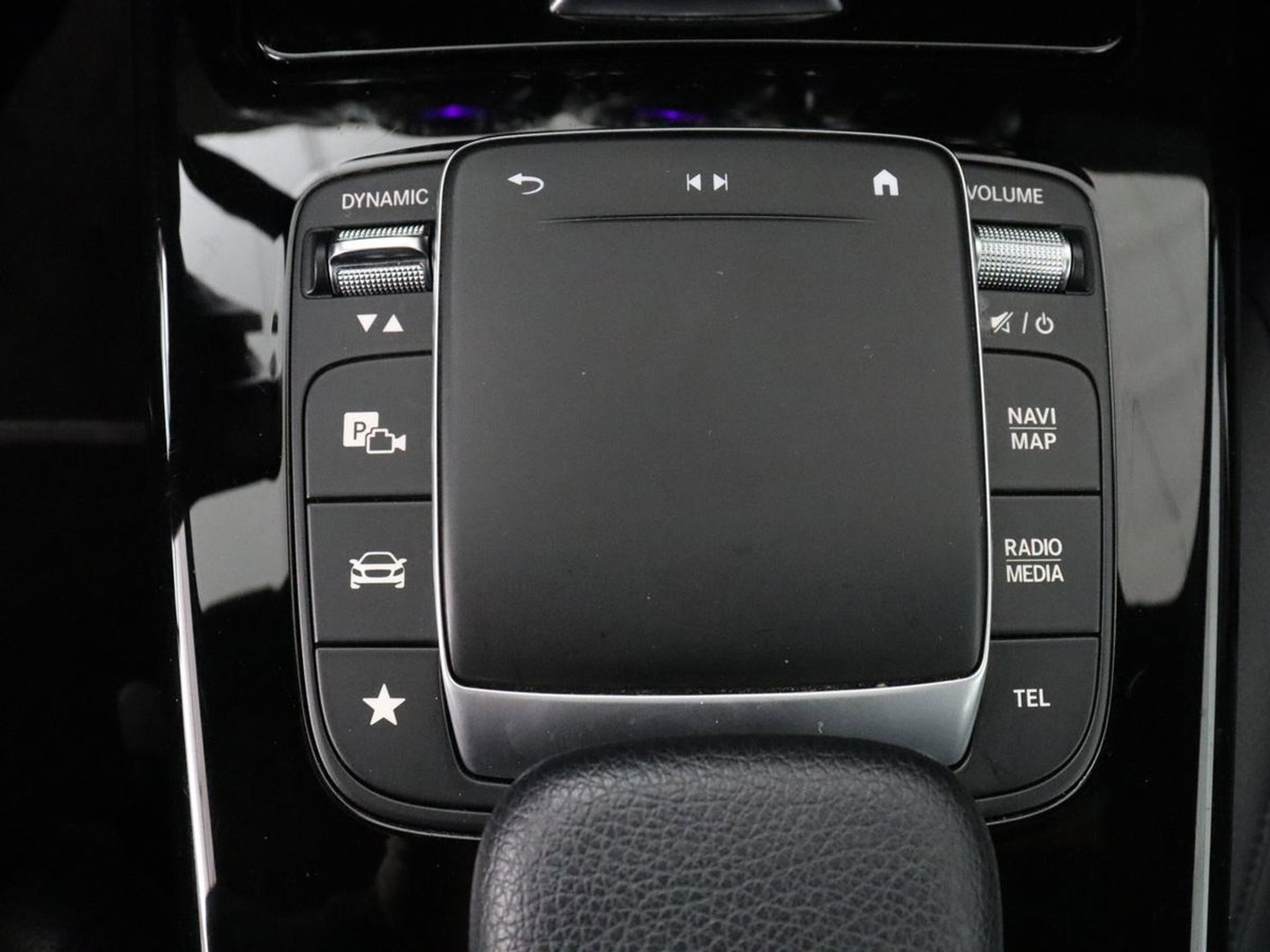 Mercedes-Benz A-Klasse 180 Business Solution Luxury | Leder | Camera | Stoelverwarming | Sfeerverlichting | Full LED | Climate control | Park assist |