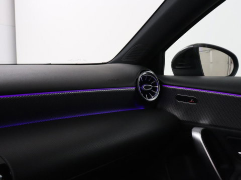 Mercedes-Benz A-Klasse 180 Business Solution Luxury | Leder | Camera | Stoelverwarming | Sfeerverlichting | Full LED | Climate control | Park assist |
