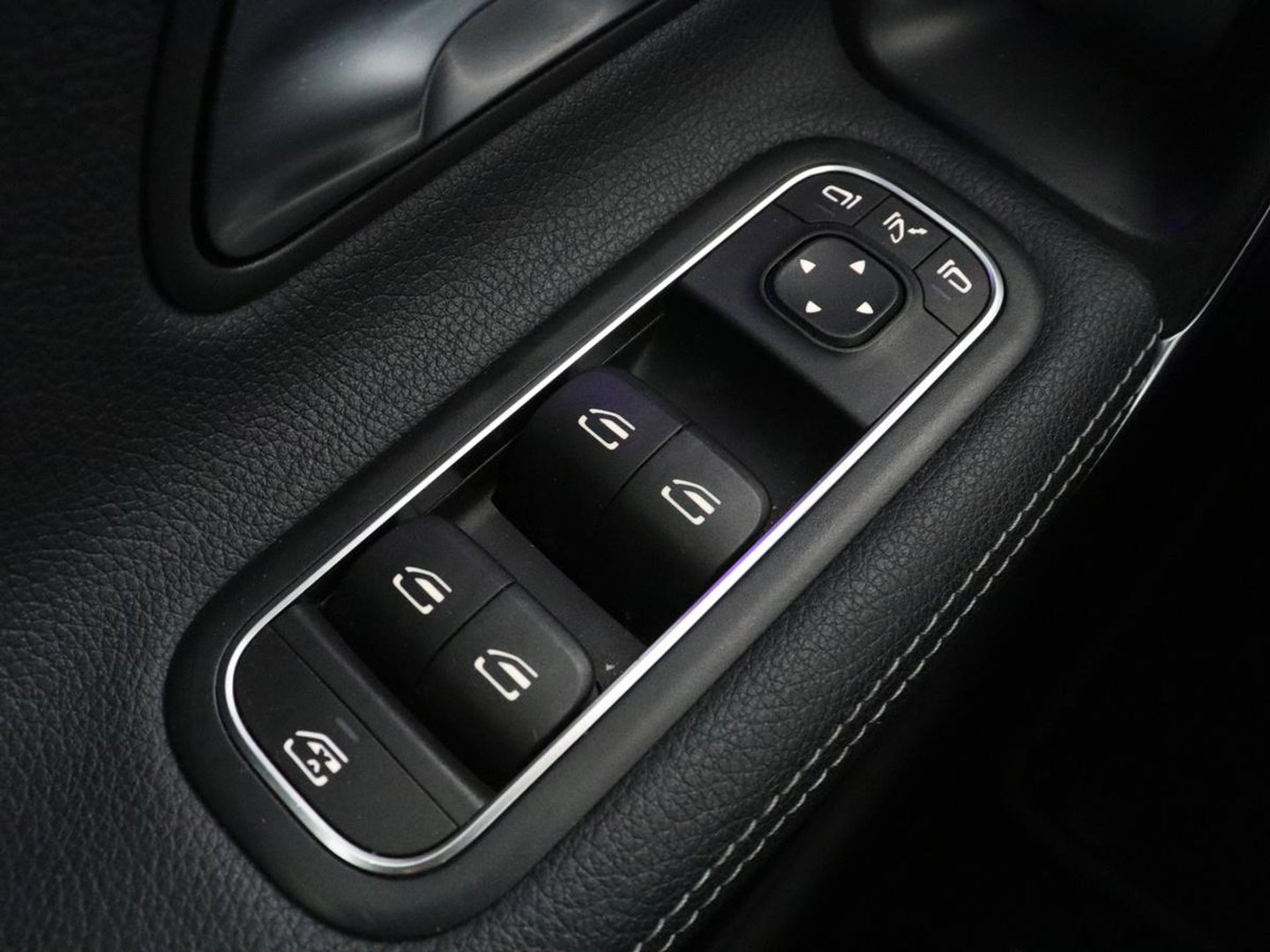 Mercedes-Benz A-Klasse 180 Business Solution Luxury | Leder | Camera | Stoelverwarming | Sfeerverlichting | Full LED | Climate control | Park assist |