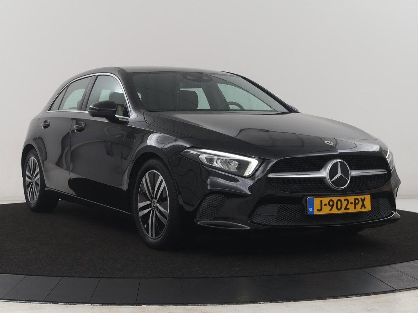 Mercedes-Benz A-Klasse 180 Business Solution Luxury | Leder | Camera | Stoelverwarming | Sfeerverlichting | Full LED | Climate control | Park assist |