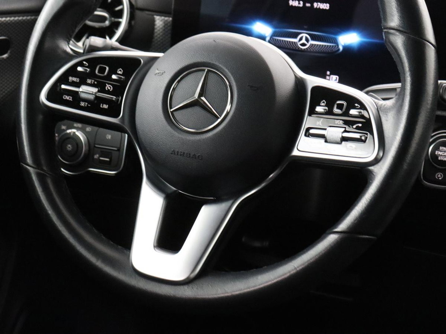 Mercedes-Benz A-Klasse 180 Business Solution Luxury | Leder | Camera | Stoelverwarming | Sfeerverlichting | Full LED | Climate control | Park assist |
