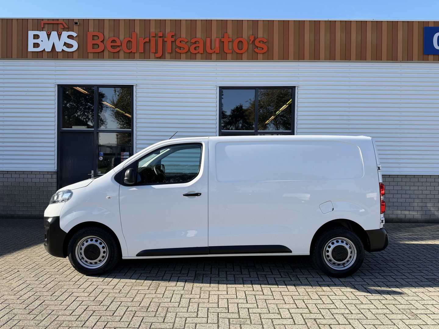 Opel Vivaro 2.0 CDTI L2H1 Edition / vaste prijs rijklaar € 9.950 ex btw / lease vanaf € 168 / euro 6 / bpm vrij / trekhaak 2500 kg / airco / cruise / navi / camera !