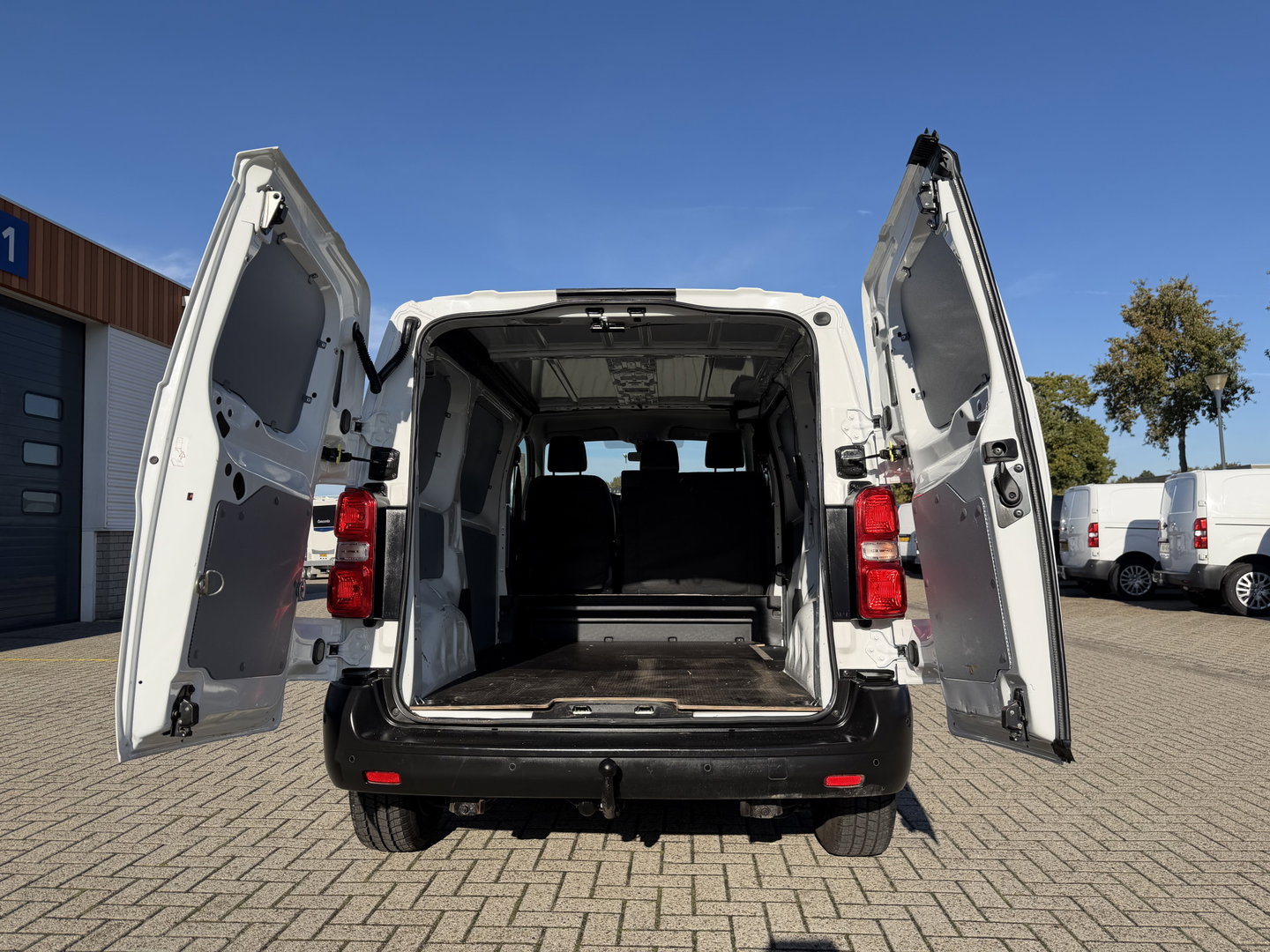 Opel Vivaro 2.0 CDTI L2H1 Edition / vaste prijs rijklaar € 9.950 ex btw / lease vanaf € 168 / euro 6 / bpm vrij / trekhaak 2500 kg / airco / cruise / navi / camera !