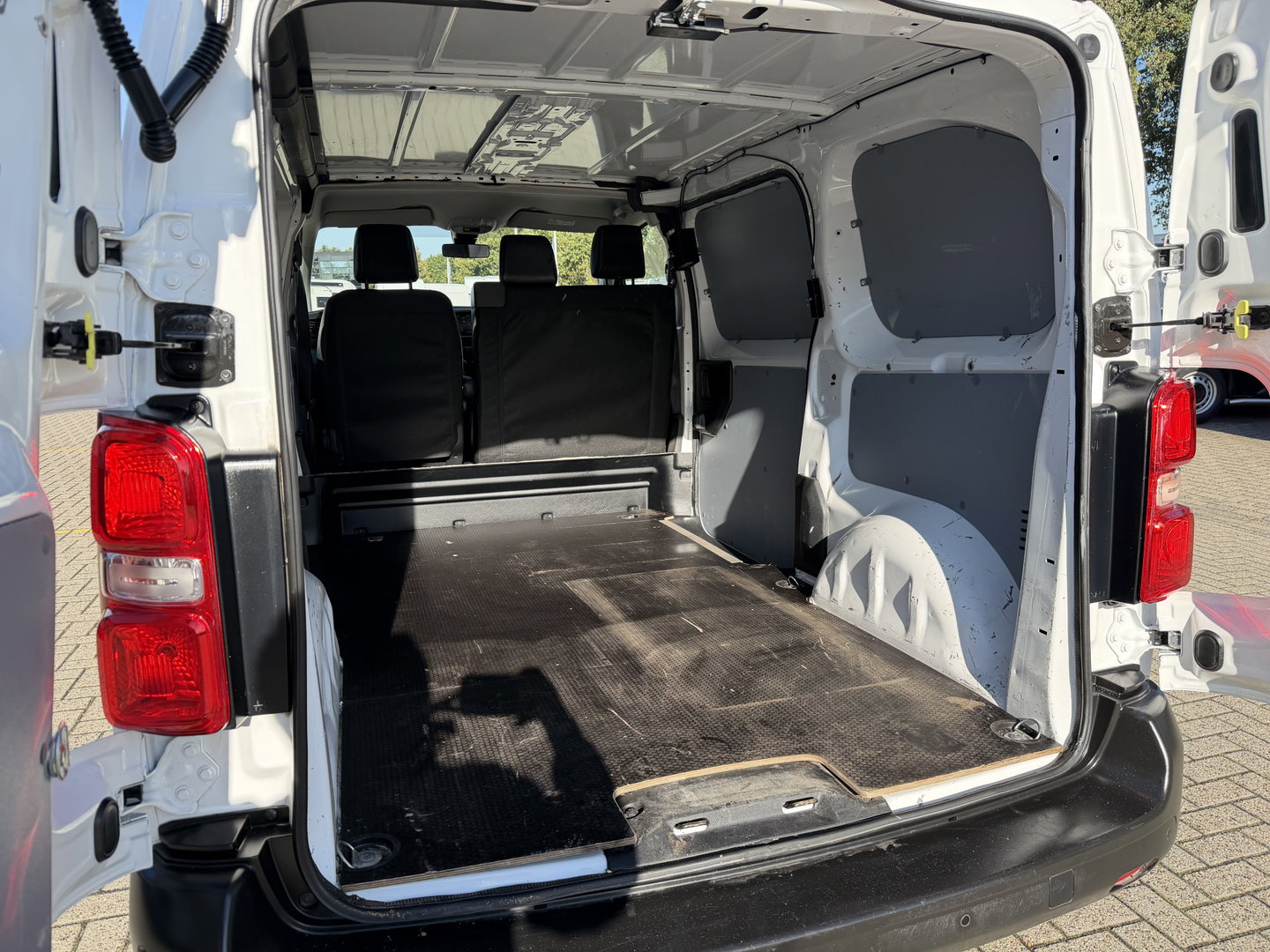 Opel Vivaro 2.0 CDTI L2H1 Edition / vaste prijs rijklaar € 9.950 ex btw / lease vanaf € 168 / euro 6 / bpm vrij / trekhaak 2500 kg / airco / cruise / navi / camera !