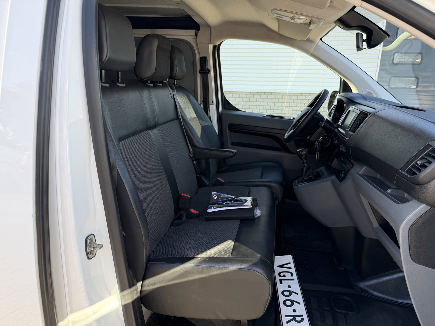 Opel Vivaro 2.0 CDTI L2H1 Edition / vaste prijs rijklaar € 9.950 ex btw / lease vanaf € 168 / euro 6 / bpm vrij / trekhaak 2500 kg / airco / cruise / navi / camera !