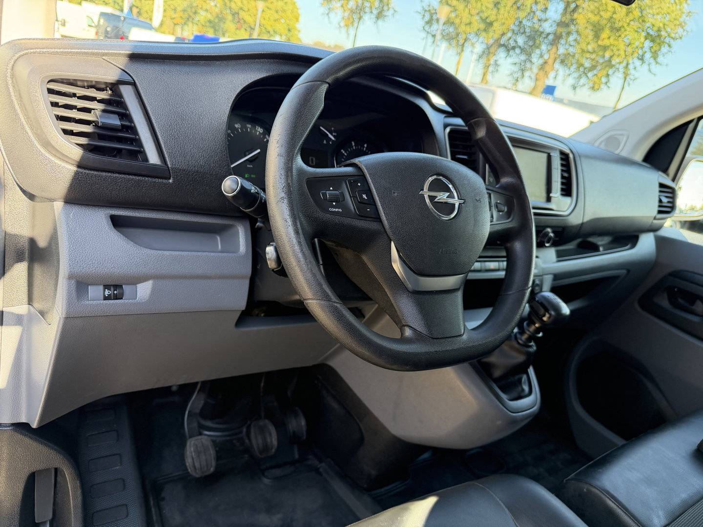 Opel Vivaro 2.0 CDTI L2H1 Edition / vaste prijs rijklaar € 9.950 ex btw / lease vanaf € 168 / euro 6 / bpm vrij / trekhaak 2500 kg / airco / cruise / navi / camera !
