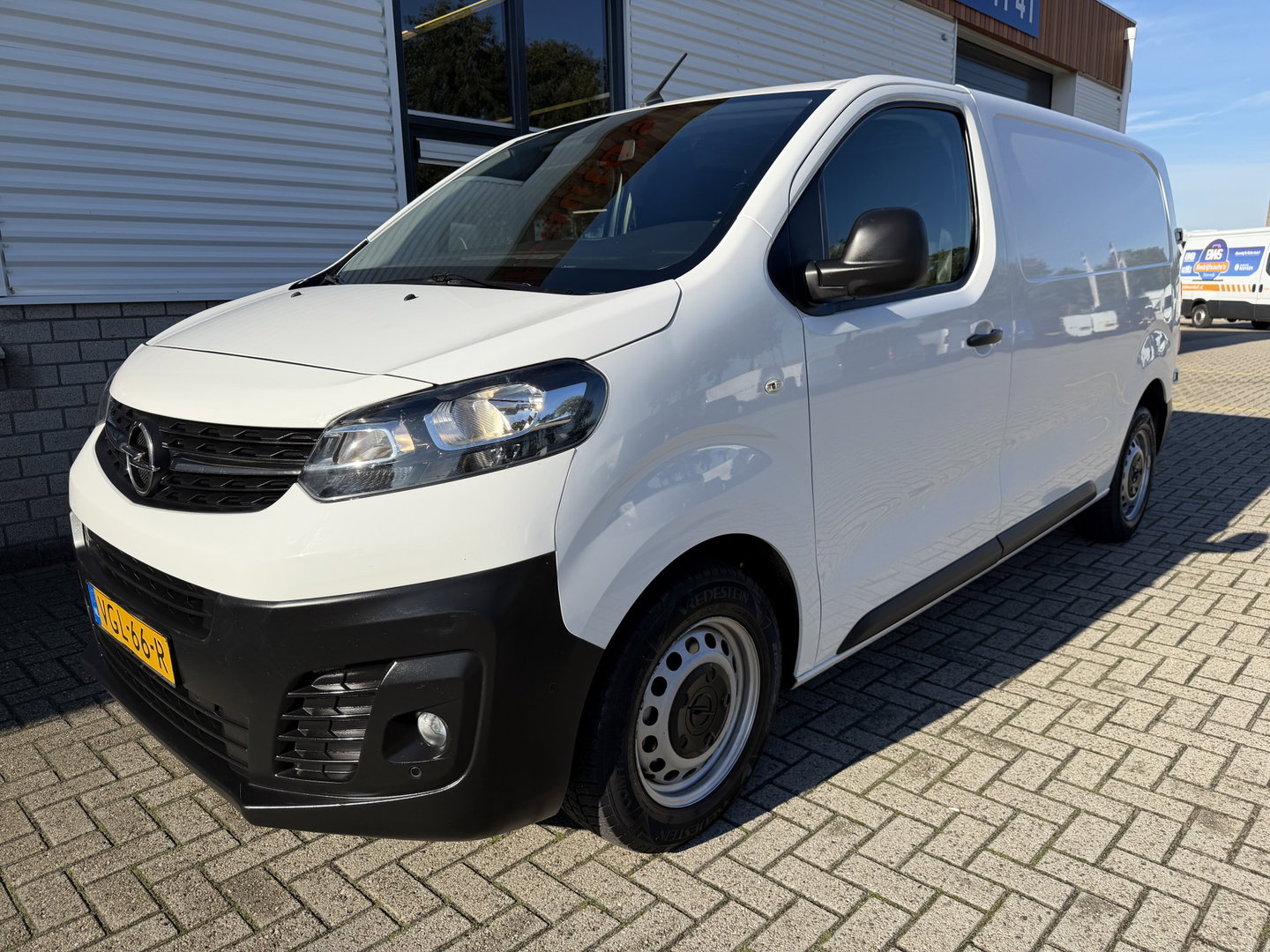Opel Vivaro 2.0 CDTI L2H1 Edition / vaste prijs rijklaar € 9.950 ex btw / lease vanaf € 168 / euro 6 / bpm vrij / trekhaak 2500 kg / airco / cruise / navi / camera !
